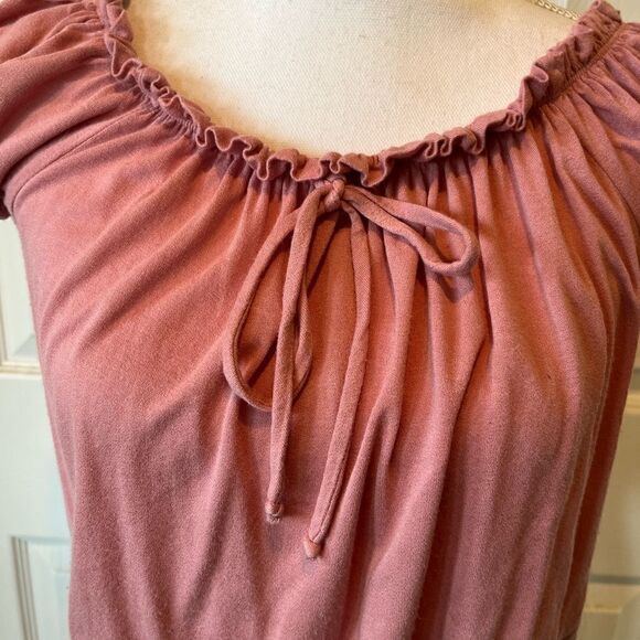 đFreeâKissesâ
Off-the-shoulder CropâTop - Picture 2 of 8